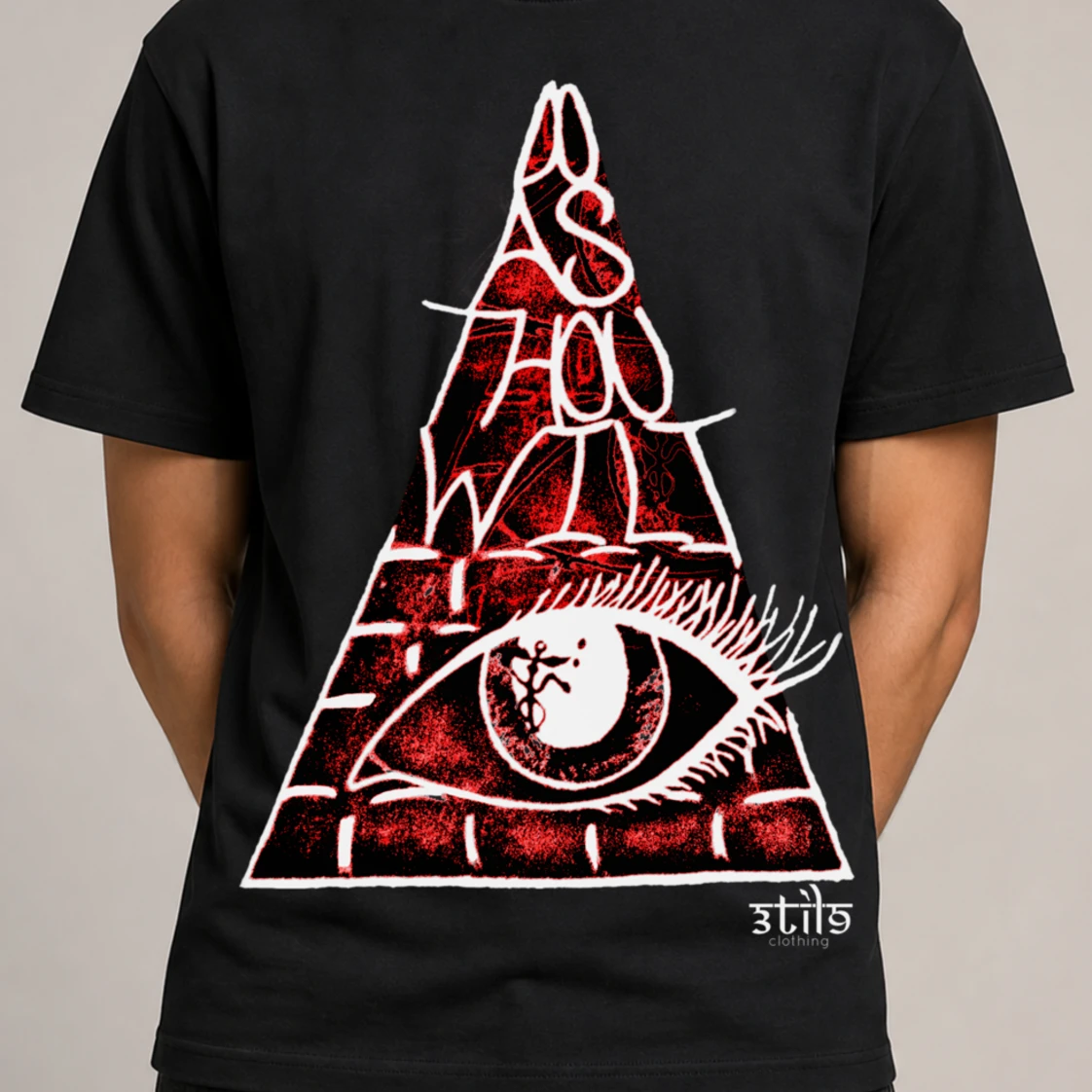 Крупный план of the original red, white and black Pyrawill front print