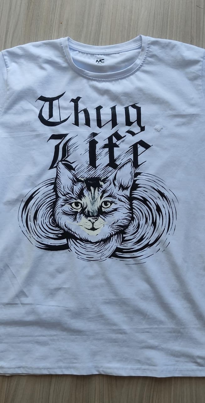 Нарисованный вручную портрет настоящей кошки под надписью Thug Life на белой футболке.